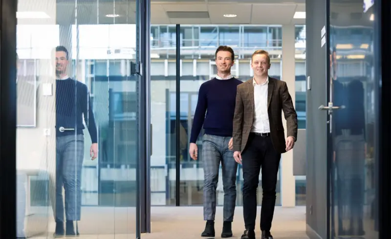 Collega's lopen door het kantoor van TMC