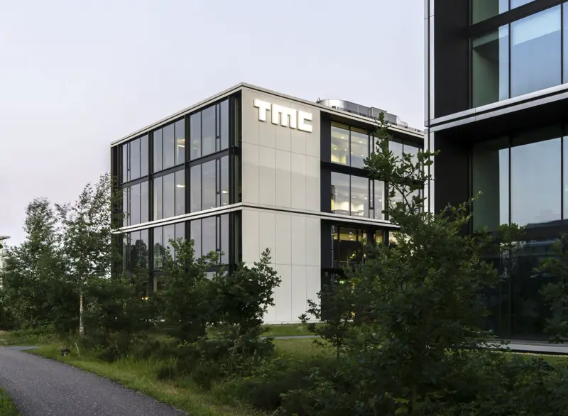 Het kantoorgebouw van TMC met het TMC logo op de gevel