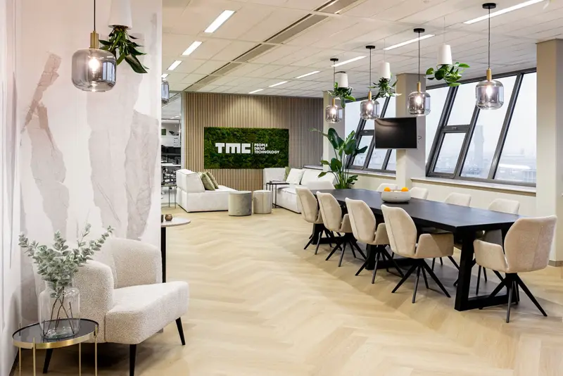 Het kantoor van TMC met het TMC logo aan de wand